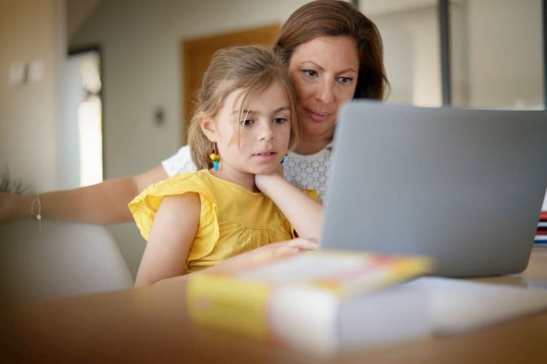 mujer e hija frenta a computadora