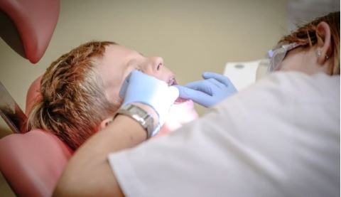 niño en dentista