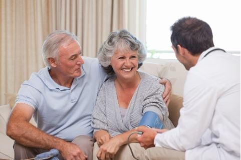 adultos mayores con doctor