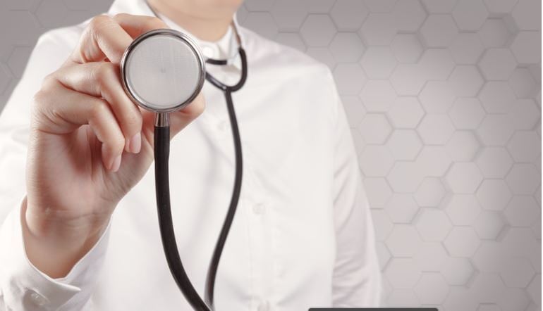 doctor con estetoscopio