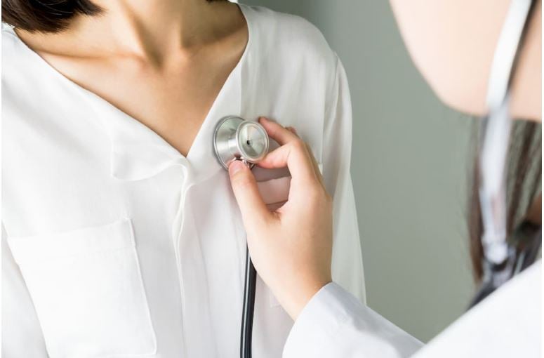 doctor escuchando corazon