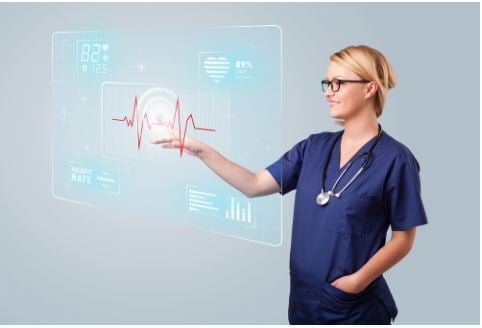 doctora con pantalla touch