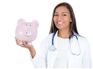 doctora con un cerdo en la mano