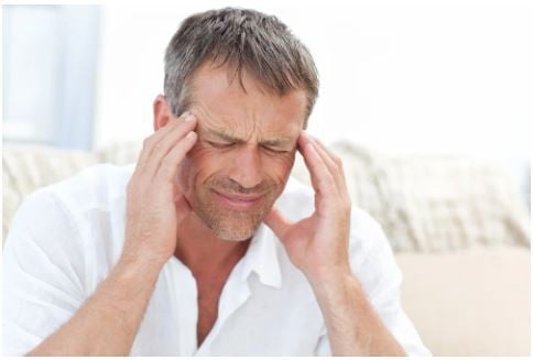 hombre dolor de cabeza