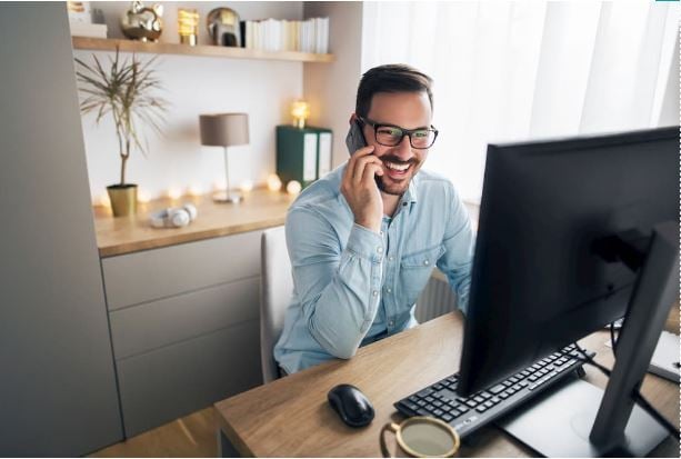 hombre hablando por telefono sonriendo