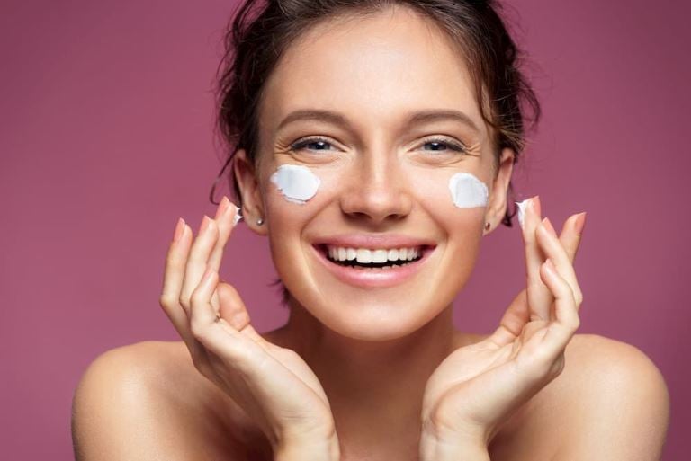 mujer con crema en rostro