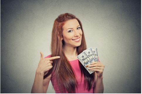 mujer con dinero en mano