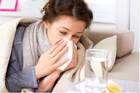 mujer con gripe
