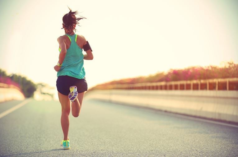 mujer corriendo espaldas