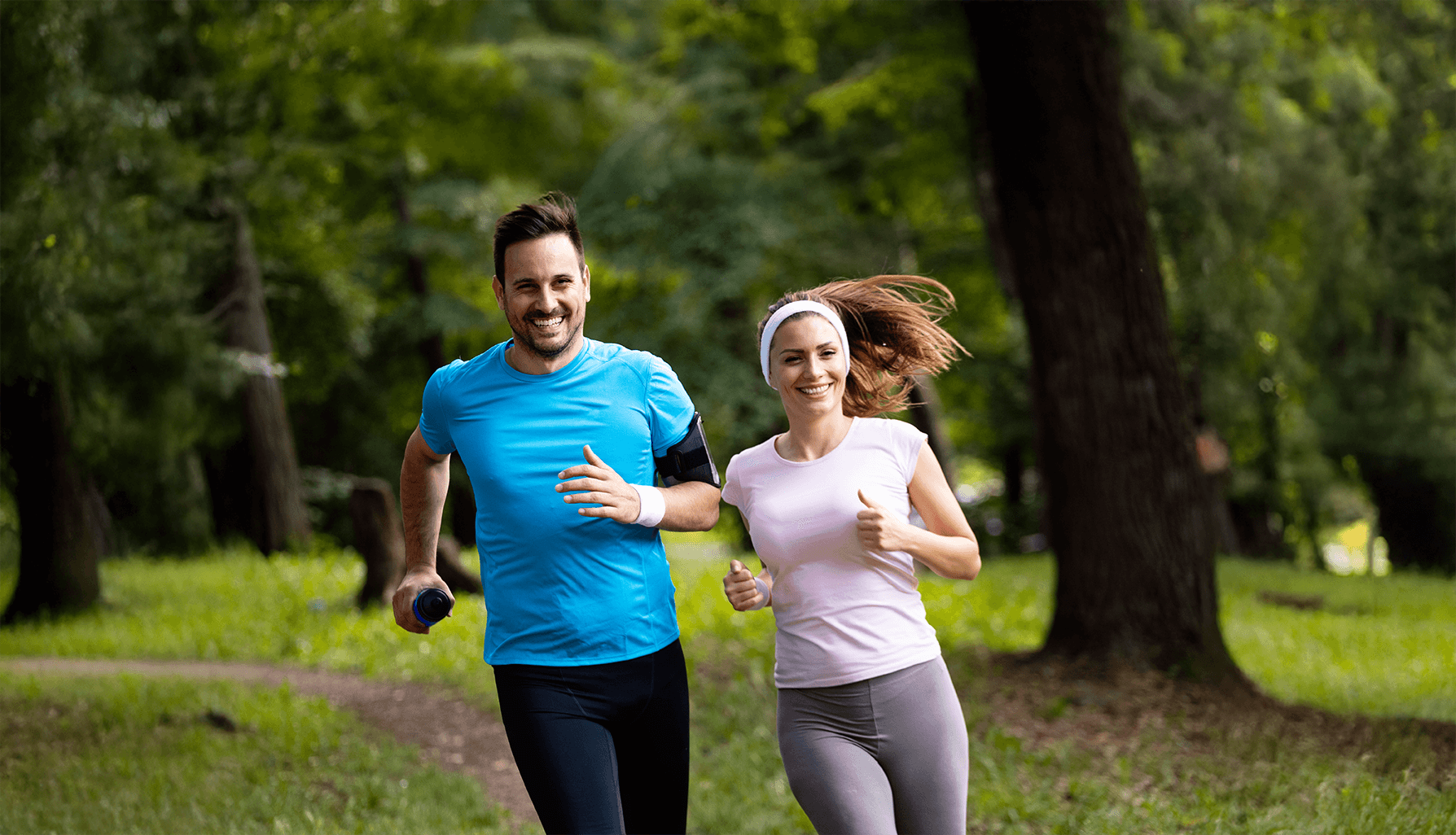 pareja feliz haciendo ejercicio juntos vitality